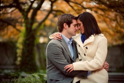 Engagement photos in Art Insititute of Chicago gardens by Michigan Avenue.