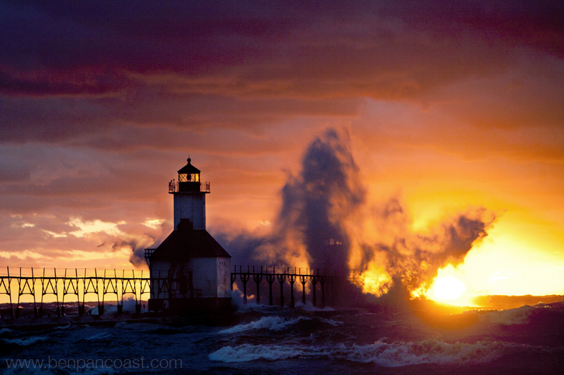 Lighthouse, Lake Michigan, Sunet, Saint Joseph, waves, storm, crash, pier