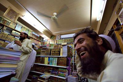ペシャワールのイスラム書店で笑う男性