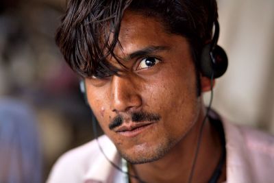 Pria mendengarkan musik, Karachi